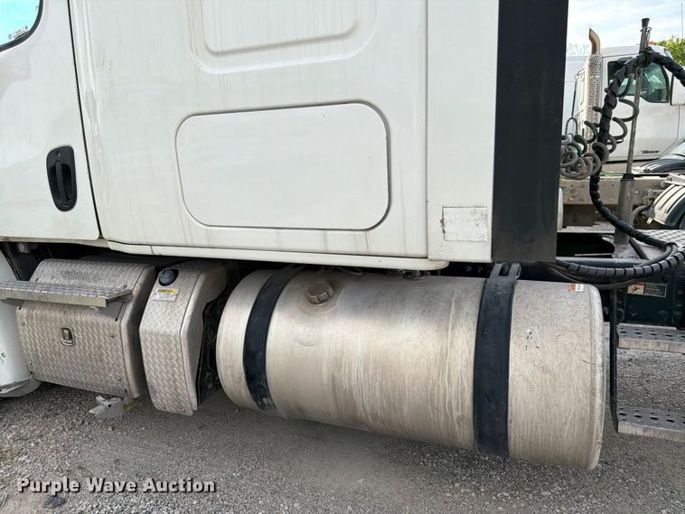 image for item EL0109 2016 Freightliner Cascadia semi truck