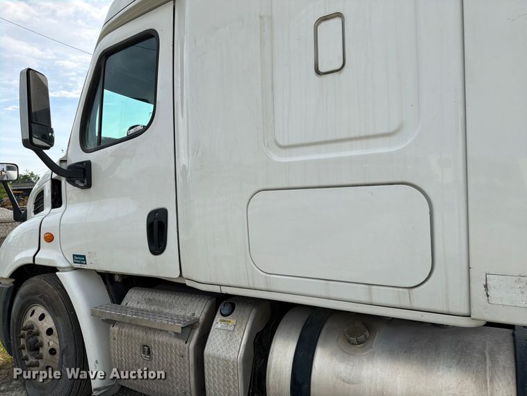 image for item EL0109 2016 Freightliner Cascadia semi truck