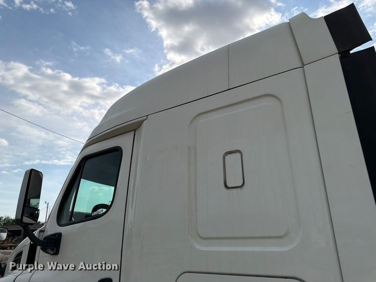 image for item EL0109 2016 Freightliner Cascadia semi truck