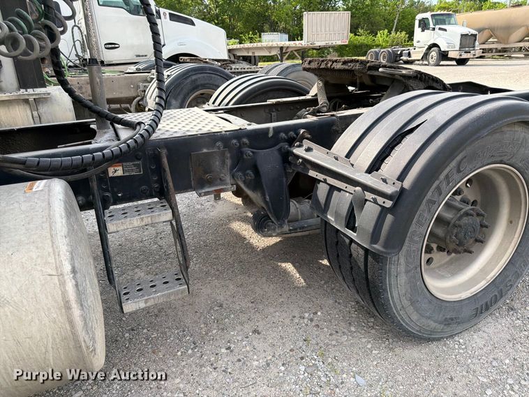 image for item EL0109 2016 Freightliner Cascadia semi truck