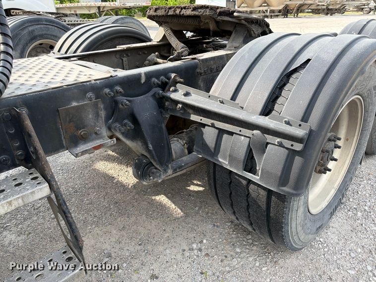 image for item EL0109 2016 Freightliner Cascadia semi truck