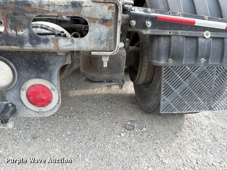 image for item EL0109 2016 Freightliner Cascadia semi truck