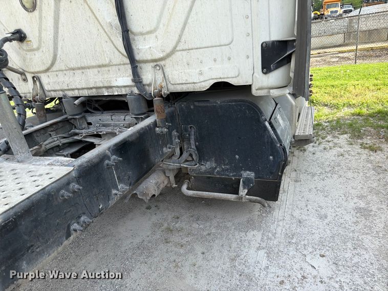 image for item EL0109 2016 Freightliner Cascadia semi truck