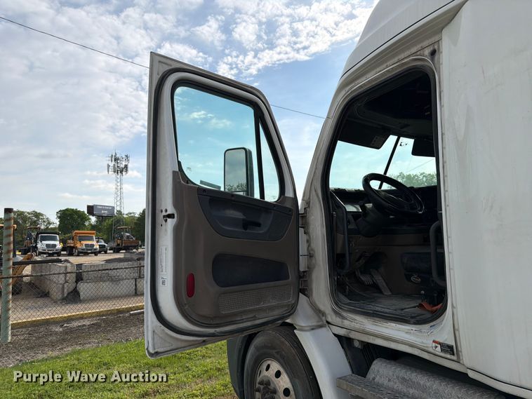 image for item EL0109 2016 Freightliner Cascadia semi truck