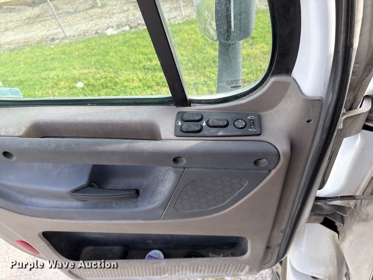 image for item EL0109 2016 Freightliner Cascadia semi truck