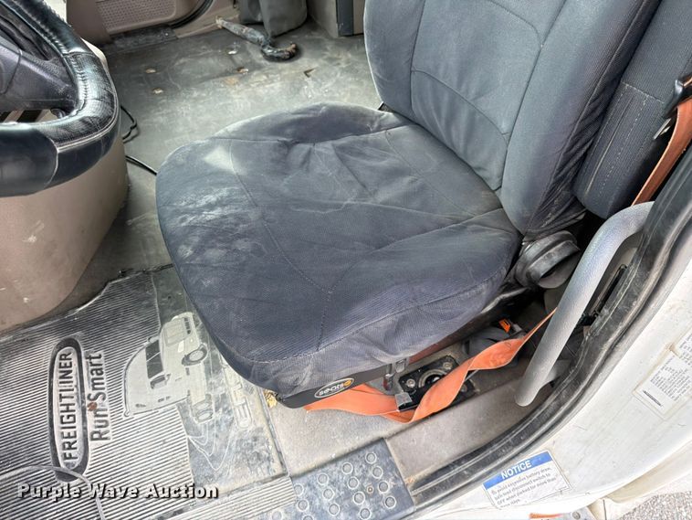 image for item EL0109 2016 Freightliner Cascadia semi truck