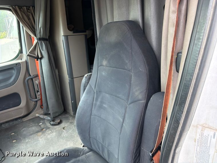 image for item EL0109 2016 Freightliner Cascadia semi truck