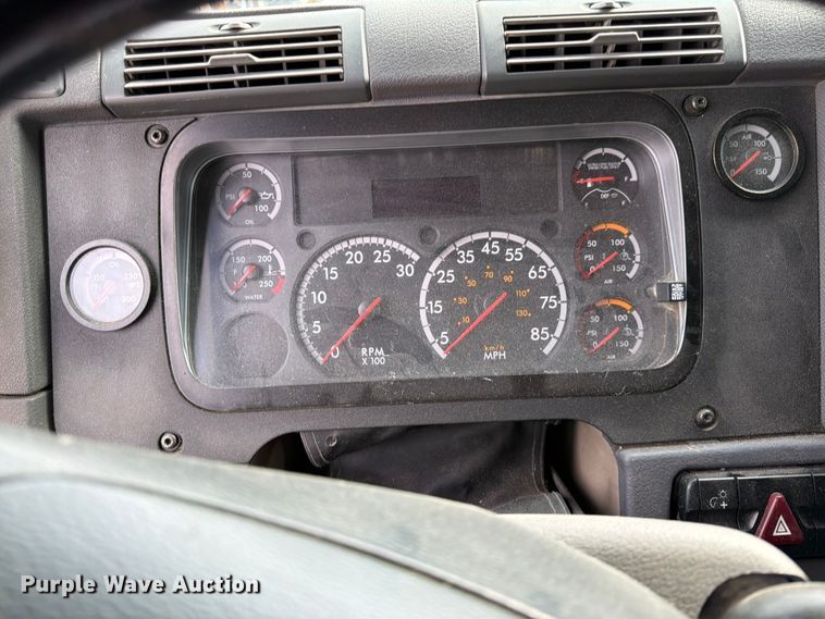 image for item EL0109 2016 Freightliner Cascadia semi truck