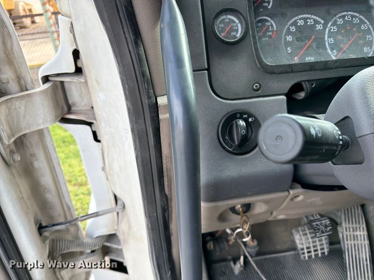 image for item EL0109 2016 Freightliner Cascadia semi truck