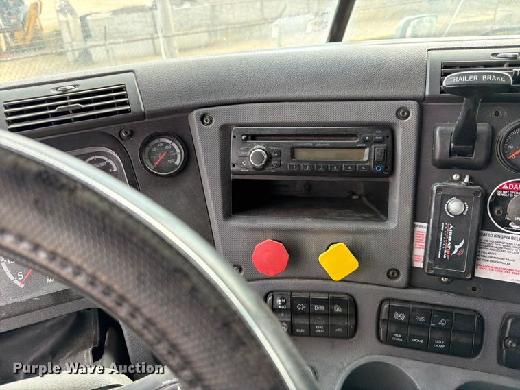 image for item EL0109 2016 Freightliner Cascadia semi truck