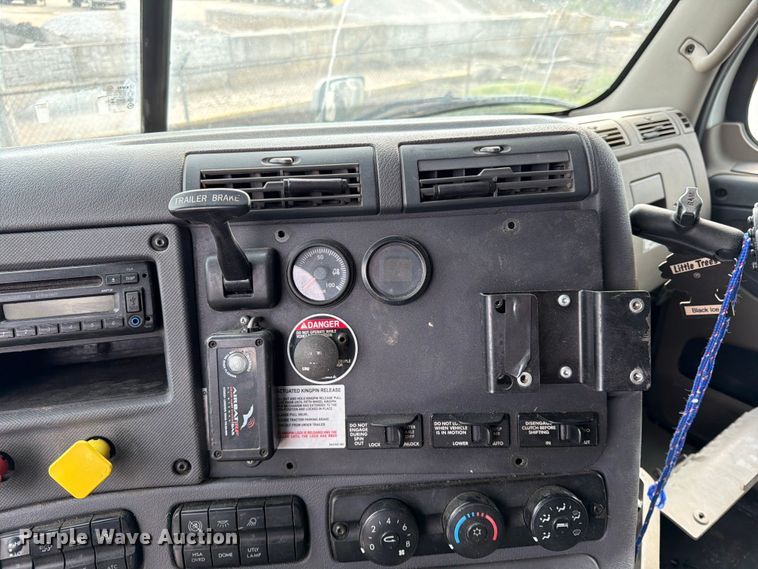 image for item EL0109 2016 Freightliner Cascadia semi truck