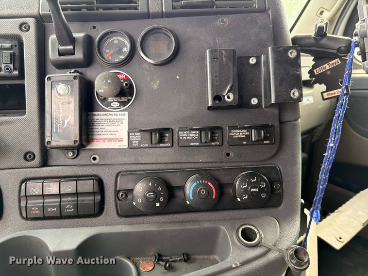 image for item EL0109 2016 Freightliner Cascadia semi truck