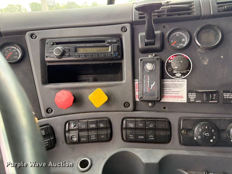 image for item EL0109 2016 Freightliner Cascadia semi truck