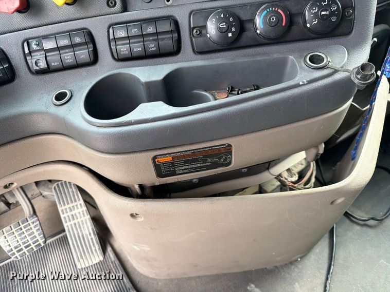 image for item EL0109 2016 Freightliner Cascadia semi truck