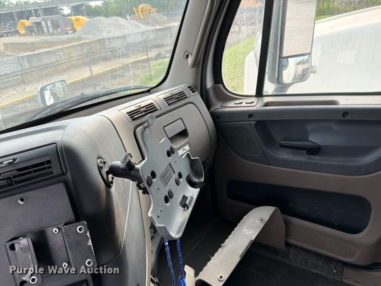 image for item EL0109 2016 Freightliner Cascadia semi truck