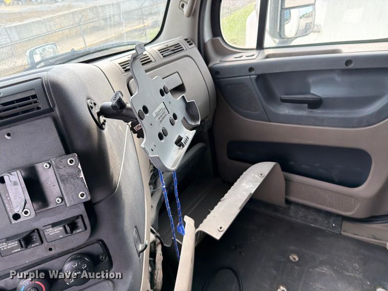 image for item EL0109 2016 Freightliner Cascadia semi truck