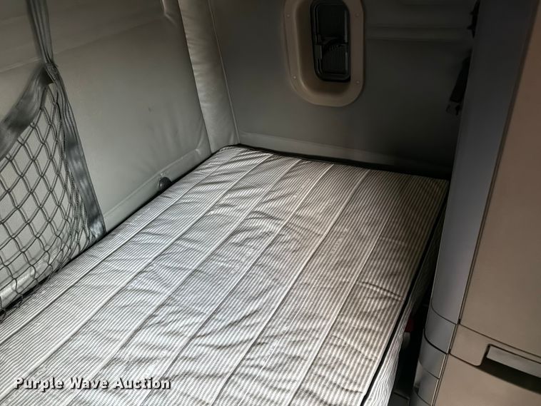 image for item EL0109 2016 Freightliner Cascadia semi truck