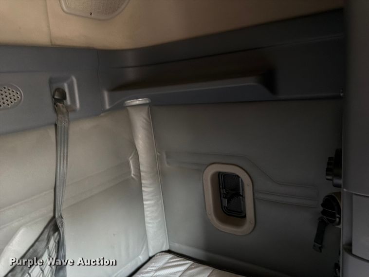 image for item EL0109 2016 Freightliner Cascadia semi truck