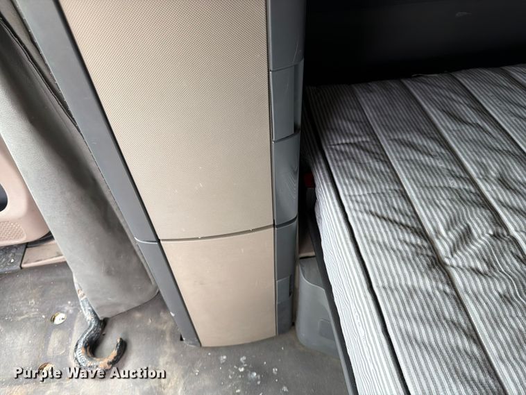 image for item EL0109 2016 Freightliner Cascadia semi truck