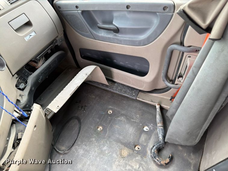 image for item EL0109 2016 Freightliner Cascadia semi truck