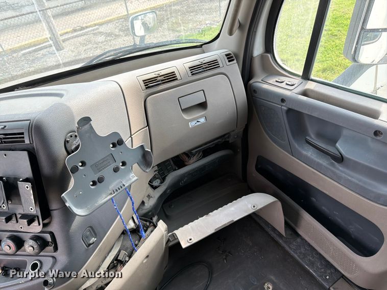 image for item EL0109 2016 Freightliner Cascadia semi truck