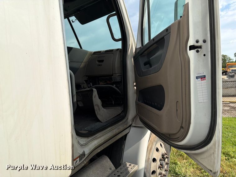 image for item EL0109 2016 Freightliner Cascadia semi truck