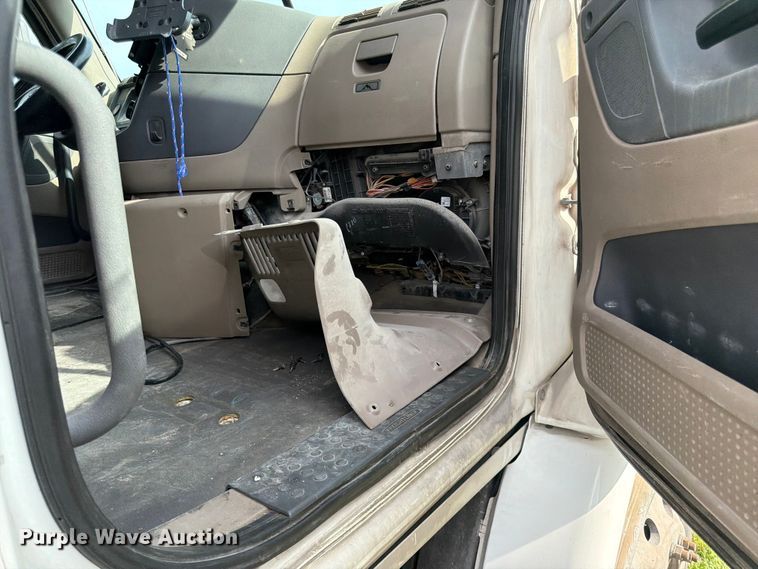 image for item EL0109 2016 Freightliner Cascadia semi truck