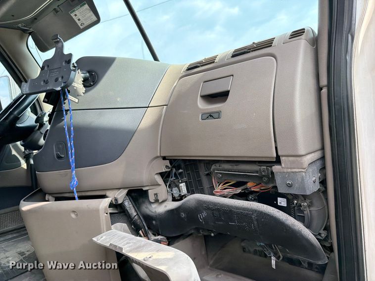 image for item EL0109 2016 Freightliner Cascadia semi truck