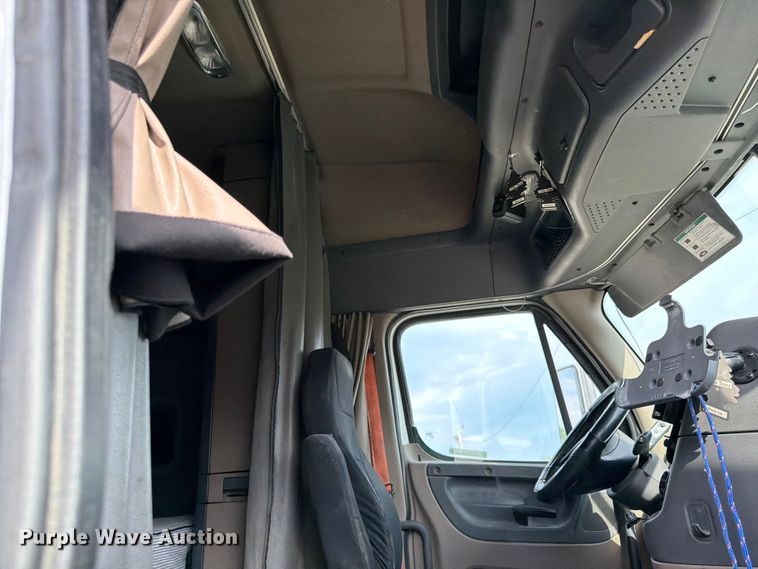 image for item EL0109 2016 Freightliner Cascadia semi truck