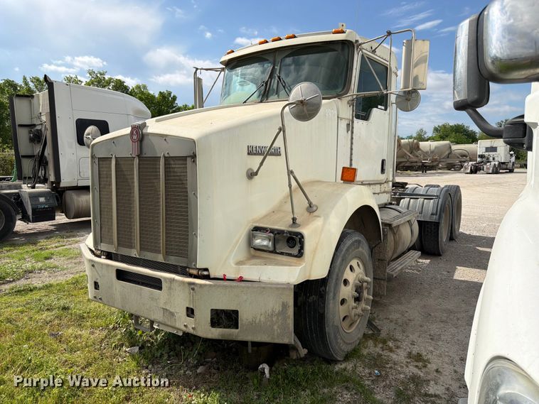 image for item EL0110 2006 Kenworth T800 semi truck