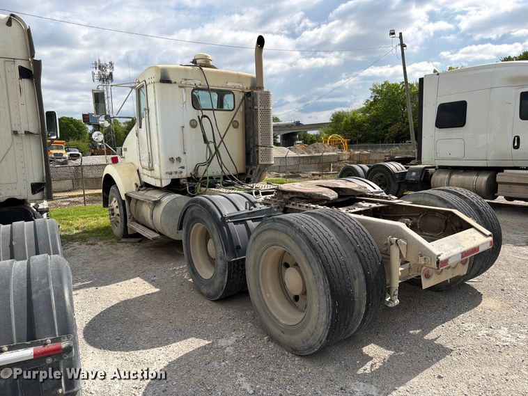 image for item EL0110 2006 Kenworth T800 semi truck