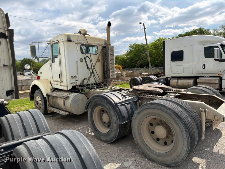 image for item EL0110 2006 Kenworth T800 semi truck