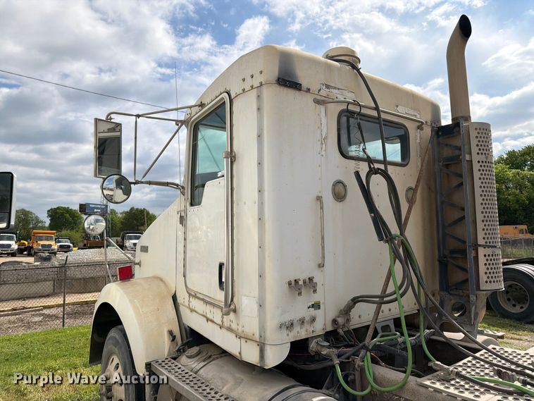 image for item EL0110 2006 Kenworth T800 semi truck