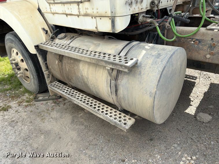 image for item EL0110 2006 Kenworth T800 semi truck