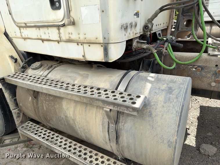 image for item EL0110 2006 Kenworth T800 semi truck