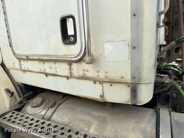 image for item EL0110 2006 Kenworth T800 semi truck