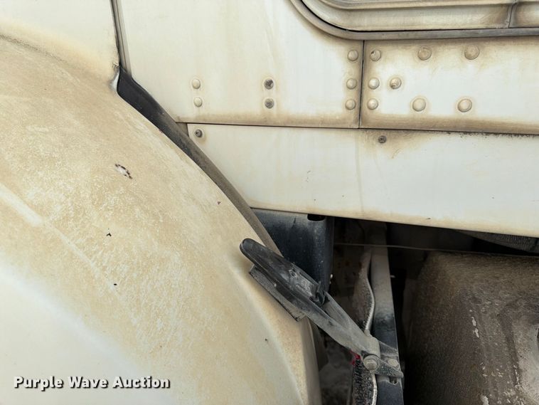 image for item EL0110 2006 Kenworth T800 semi truck