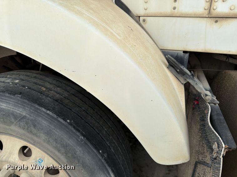 image for item EL0110 2006 Kenworth T800 semi truck