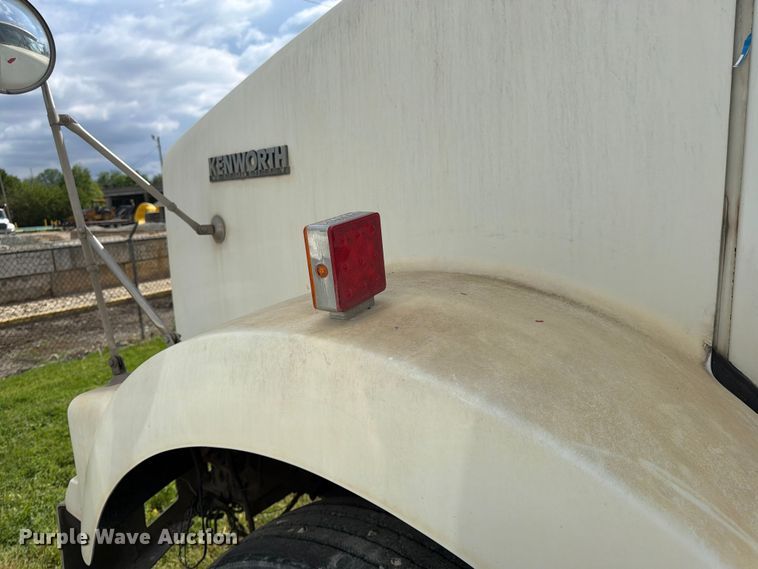 image for item EL0110 2006 Kenworth T800 semi truck