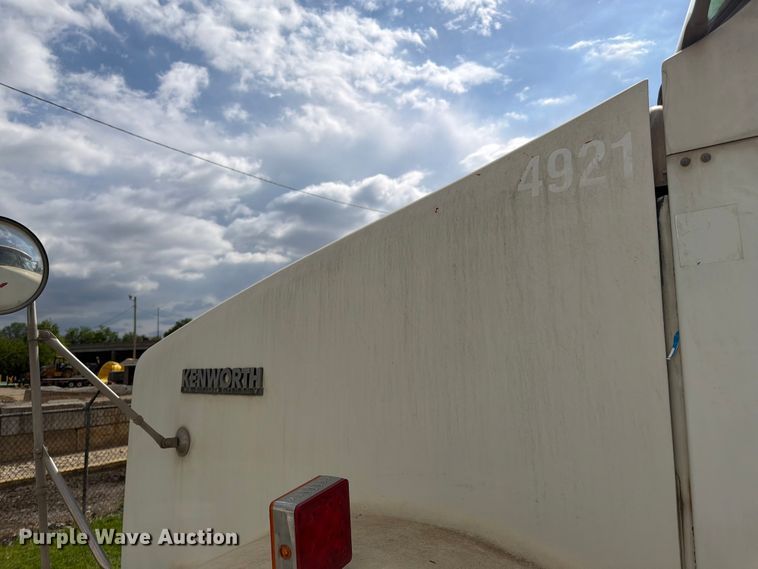 image for item EL0110 2006 Kenworth T800 semi truck