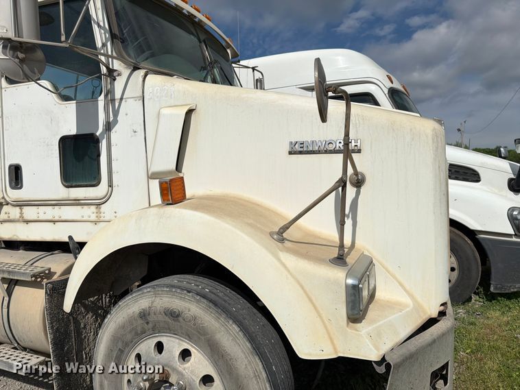 image for item EL0110 2006 Kenworth T800 semi truck