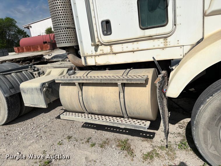 image for item EL0110 2006 Kenworth T800 semi truck
