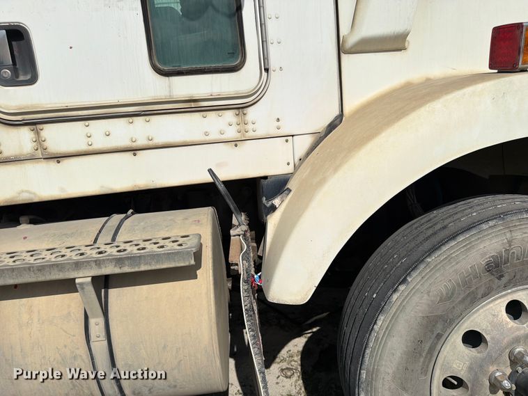 image for item EL0110 2006 Kenworth T800 semi truck