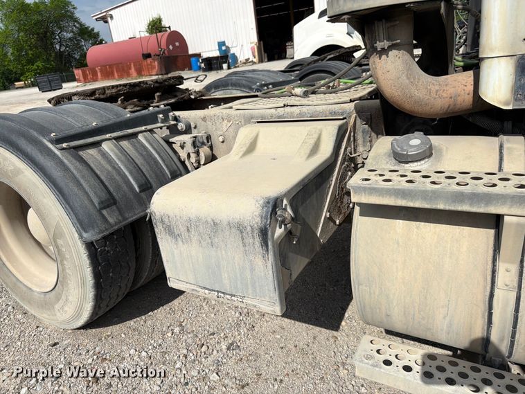 image for item EL0110 2006 Kenworth T800 semi truck