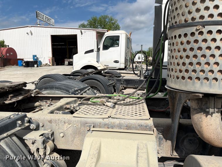 image for item EL0110 2006 Kenworth T800 semi truck