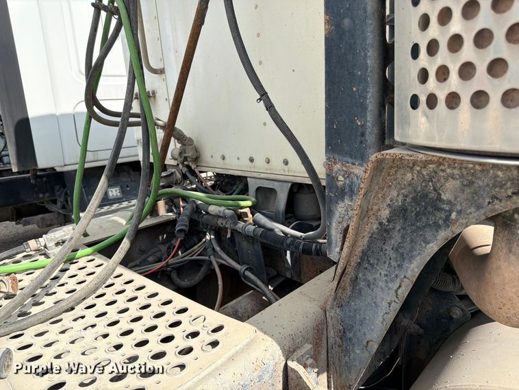 image for item EL0110 2006 Kenworth T800 semi truck