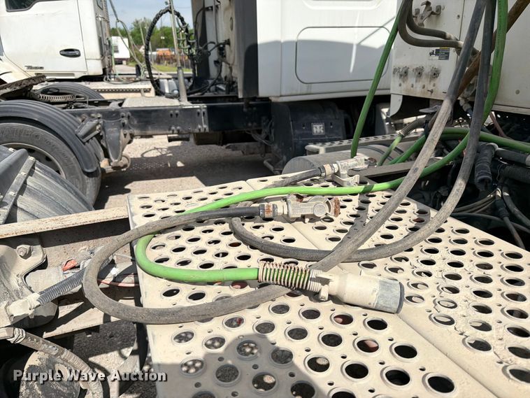 image for item EL0110 2006 Kenworth T800 semi truck