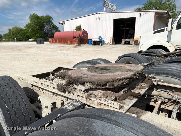 image for item EL0110 2006 Kenworth T800 semi truck