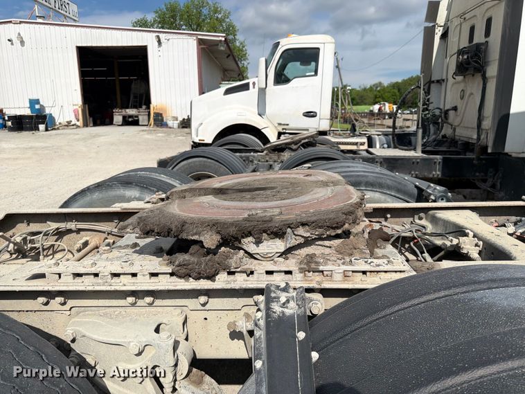 image for item EL0110 2006 Kenworth T800 semi truck