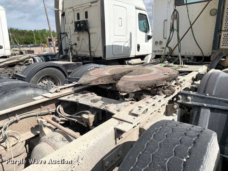 image for item EL0110 2006 Kenworth T800 semi truck